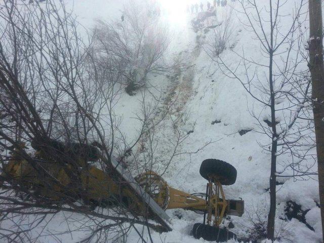 Hasta kurtarmaya giden iş makinesi şarampole yuvarlandı: 1 yaralı