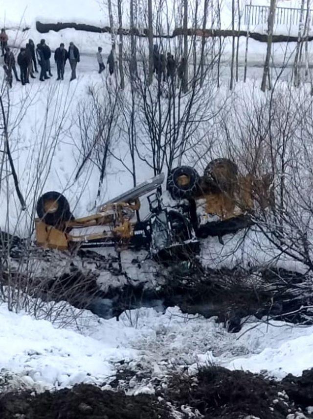 Hasta kurtarmaya giden iş makinesi şarampole yuvarlandı: 1 yaralı