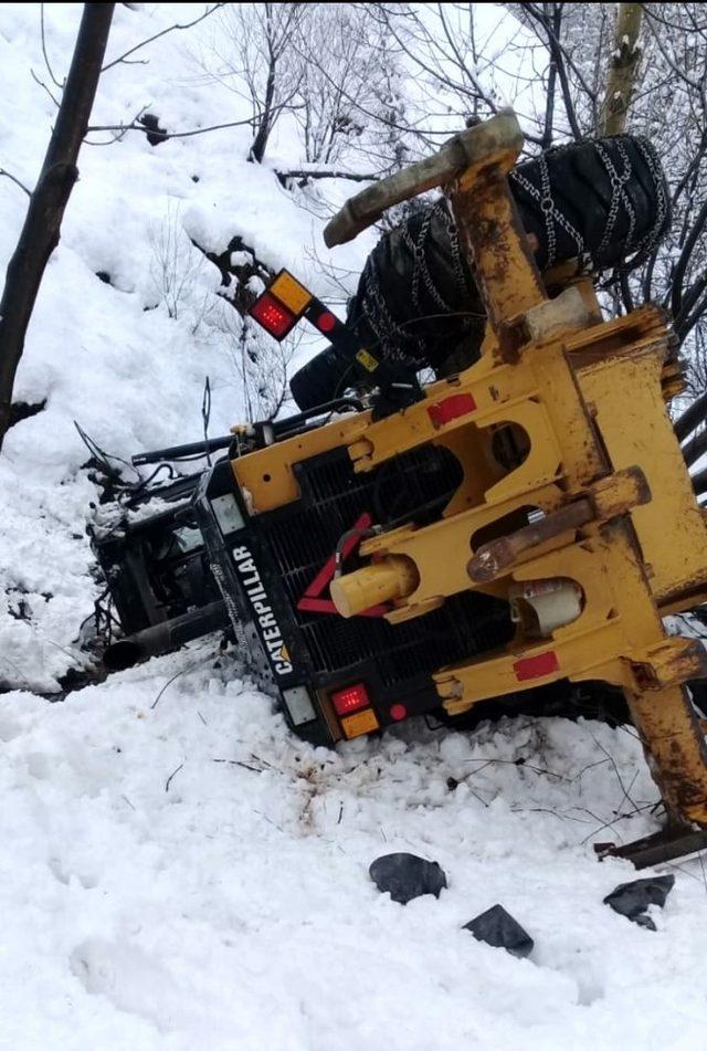 Hasta kurtarmaya giden iş makinesi şarampole yuvarlandı: 1 yaralı