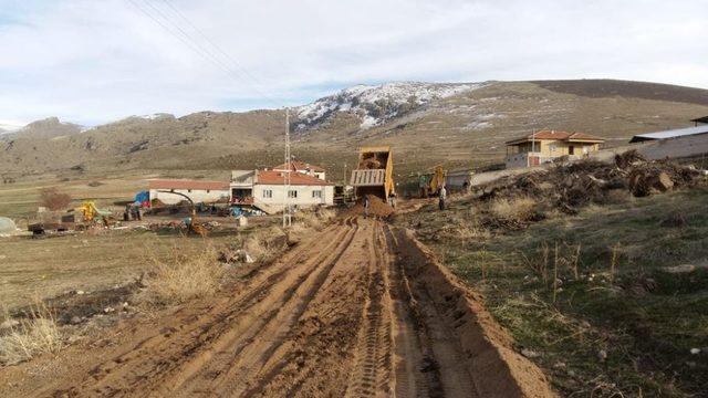 Develi Gazi ve Sarıca Mahallelerinde yol çalışması