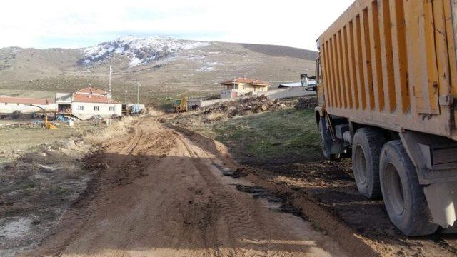 Develi Gazi ve Sarıca Mahallelerinde yol çalışması