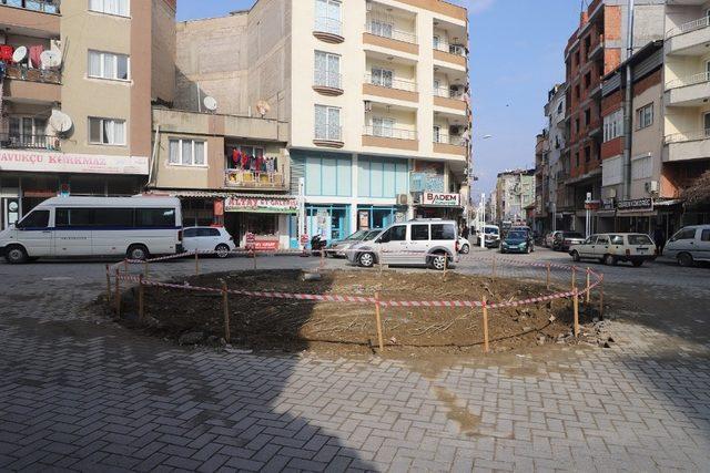 Turgutlu’da Altay Meydanına ay-yıldız motifi