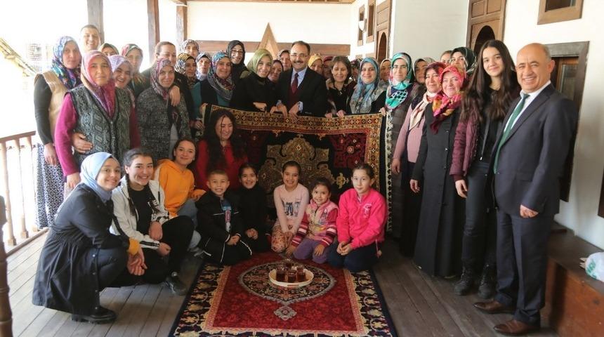 Dokur Evi&rsquo;nde kursiyerlerin emekleri g&ouml;r&uuml;c&uuml;ye &ccedil;ıktı