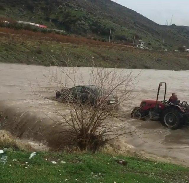 İzmir'de şiddetli yağmur; tarihi çarşıdaki iş yerlerini su bastı (5)