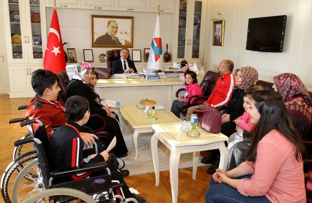 Aİ&Ccedil;&Uuml;&rsquo;n&uuml;n el uzattığı bedensel engelli &ccedil;ocuklardan y&uuml;zmede &ouml;nemli başarı