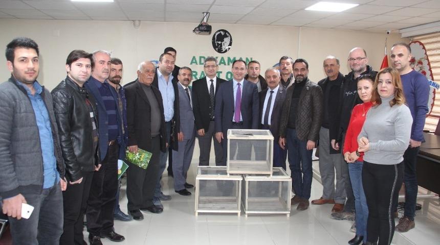 Badem i&ccedil;kurduyla m&uuml;cadelesi i&ccedil;in kafes dağıttı