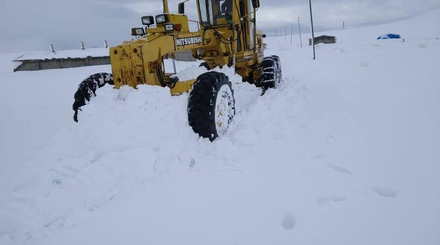 Tuşba Belediyesinden karla m&uuml;cadele &ccedil;alışması