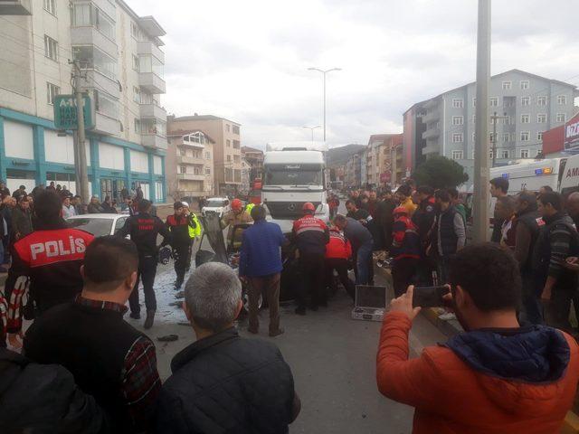 Otomobil TIR'a çarptı: Minik Efe öldü, babası yaralı