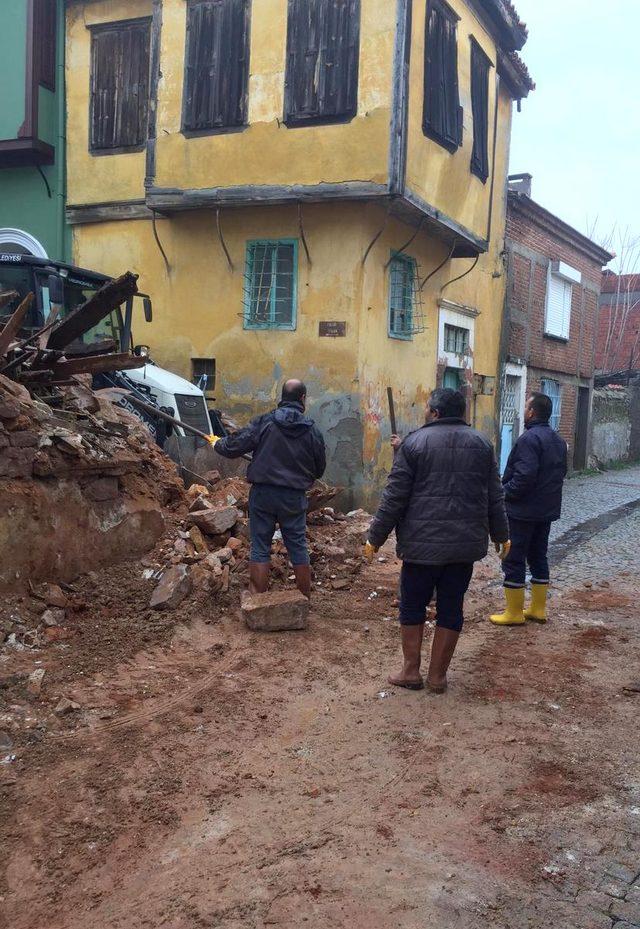 Ayvalık’ta yağmur tarihi evleri yıktı