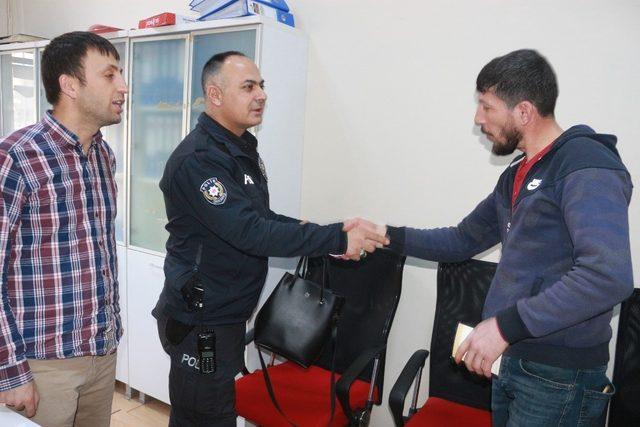 Suriyeli adam bulduğu kadın çantasını polise teslim etti