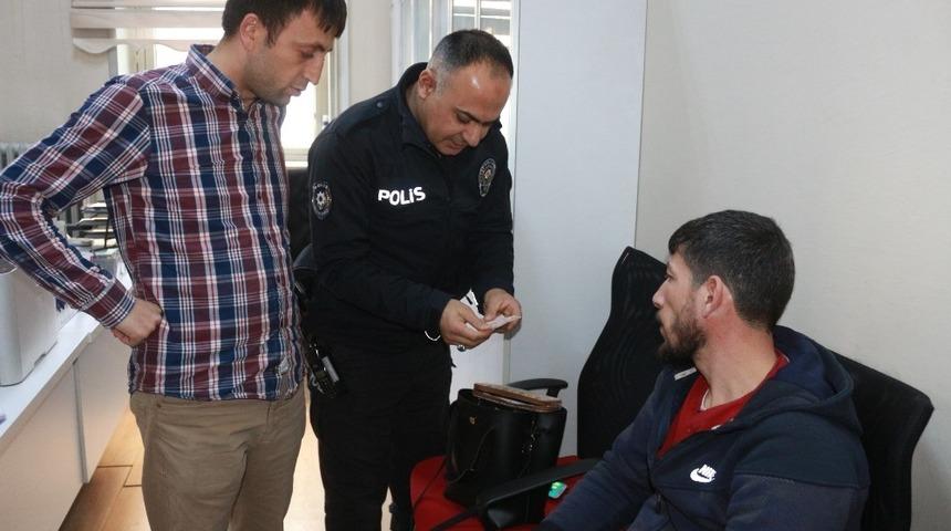 Suriyeli adam bulduğu kadın &ccedil;antasını polise teslim etti