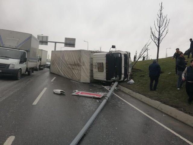 Sultangazi de kamyon devrildi, s&uuml;r&uuml;c&uuml;s&uuml; yara almadan kurtuldu 1