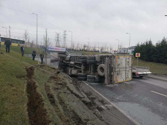 Sultangazi de kamyon devrildi, s&uuml;r&uuml;c&uuml;s&uuml; yara almadan kurtuldu 2