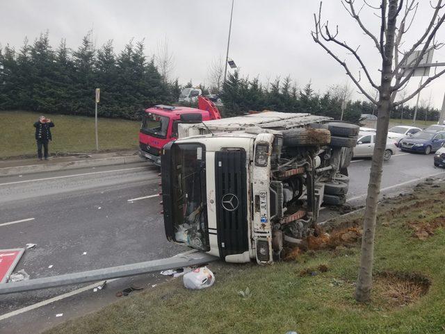 Sultangazi de kamyon devrildi, s&uuml;r&uuml;c&uuml;s&uuml; yara almadan kurtuldu 3