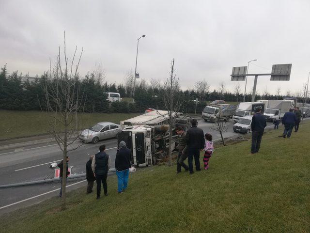 Sultangazi de kamyon devrildi, s&uuml;r&uuml;c&uuml;s&uuml; yara almadan kurtuldu 4