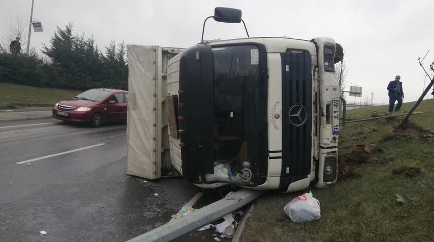 Sultangazi'de kamyon devrildi, s&uuml;r&uuml;c&uuml;s&uuml; yara almadan kurtuldu