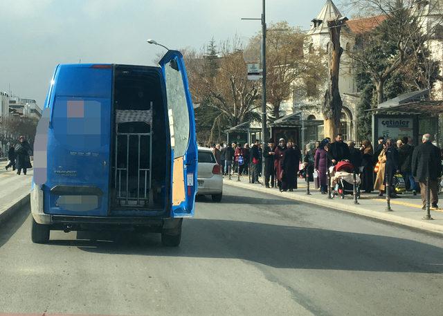 Kargo minibüsü, arka kapısı açık olarak trafikte seyretti