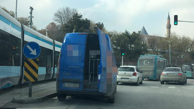 Kargo minibüsü, arka kapısı açık olarak trafikte seyretti