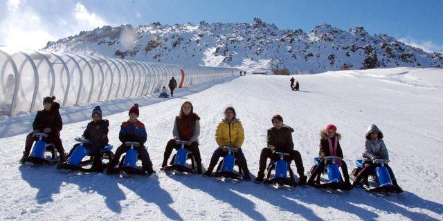Sevgi evlerinde kalan çocukların Erciyes'te kayak keyfi