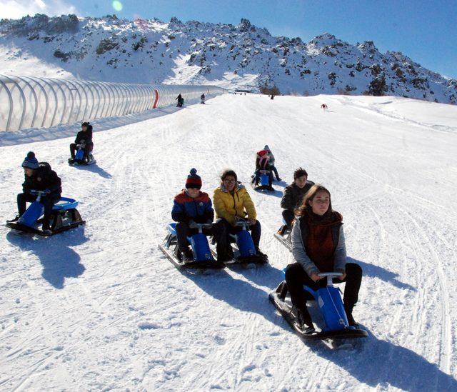 Sevgi evlerinde kalan çocukların Erciyes'te kayak keyfi