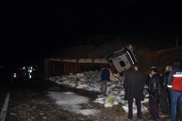 Devrilen gübre yüklü TIR'ın şoförü yaralandı