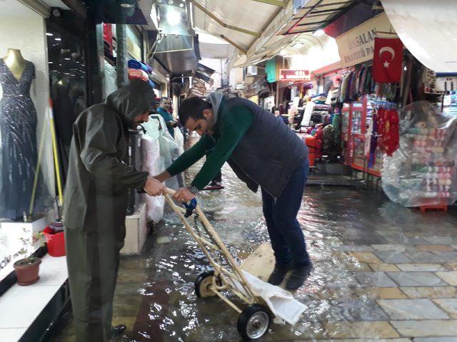 İzmir'de şiddetli yağmur; tarihi çarşıdaki iş yerlerini su bastı