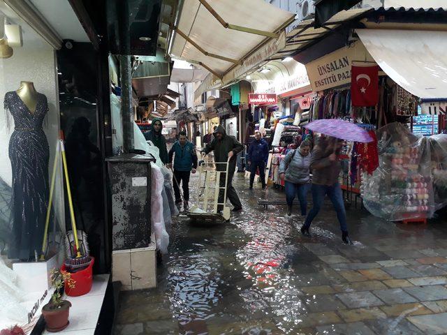 İzmir'de şiddetli yağmur; tarihi çarşıdaki iş yerlerini su bastı