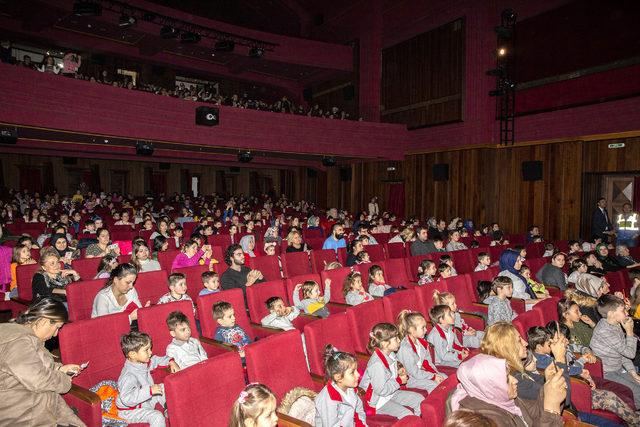 Çocukların karne hediyesi tiyatro oyunu oldu