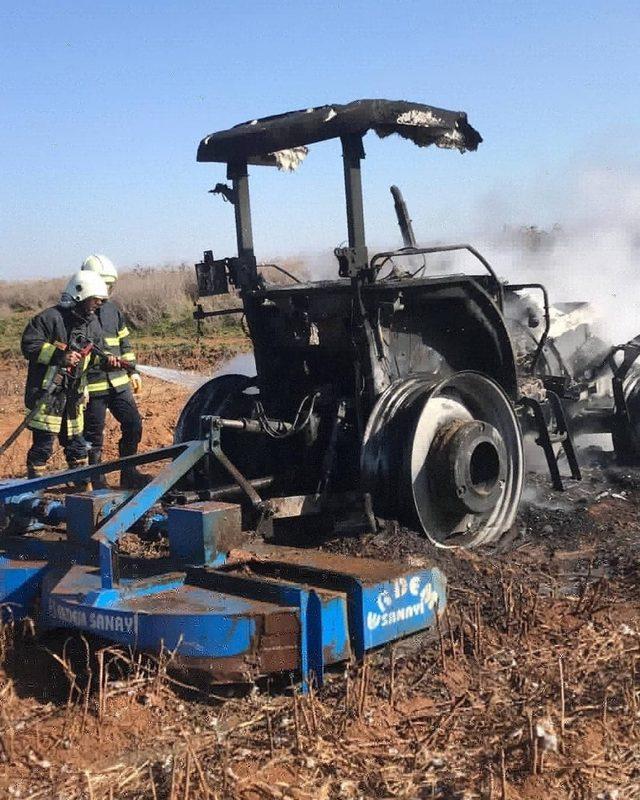 Tarlada seyir halindeki traktör alev alev yandı
