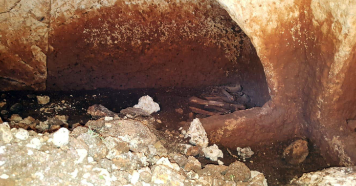 Kanal kazısı sırasında kaya mezarı bulundu  G2