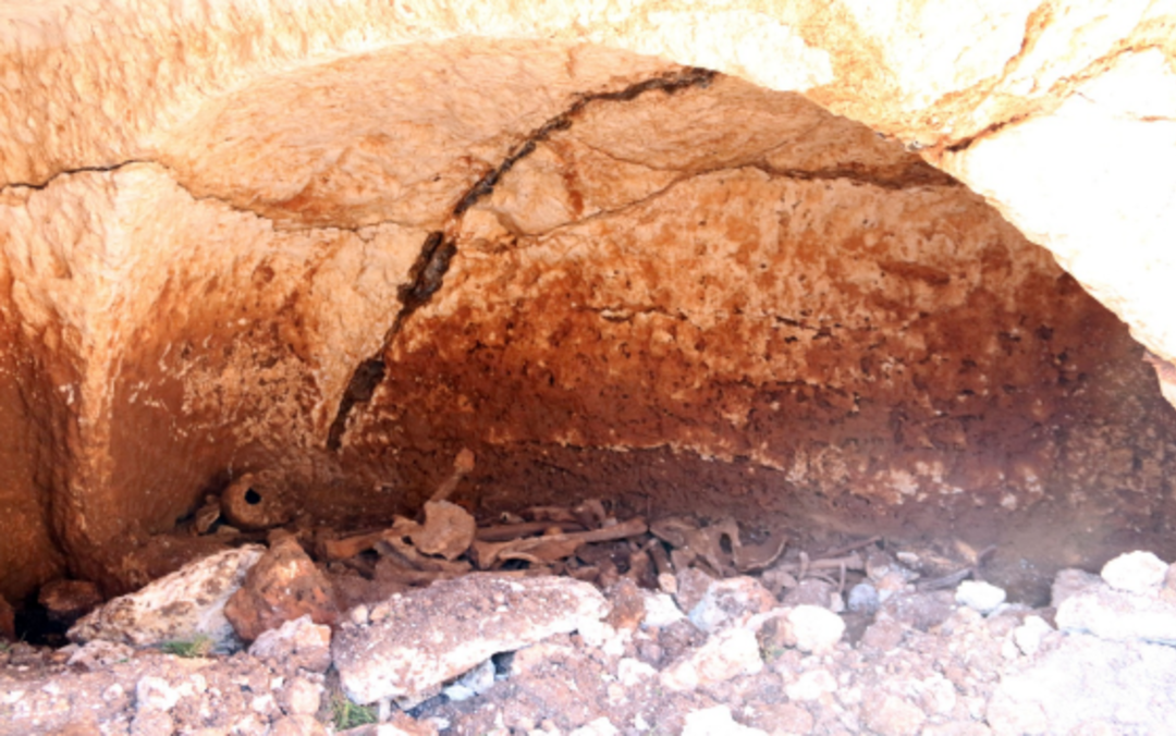 Kanal kazısı sırasında kaya mezarı bulundu 