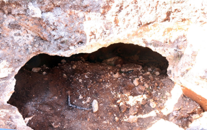 Kanal kazısı sırasında kaya mezarı bulundu  G5