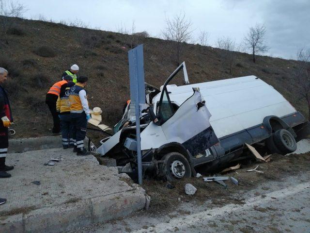 Peynir yüklü minibüs beton duvara çarptı : 2 ölü