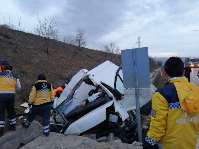 Peynir yüklü minibüs beton duvara çarptı : 2 ölü
