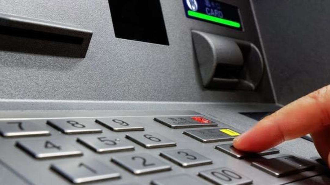 Dikkati onca insanı dolandırılmaktan kurtardı! 'Ne yapıyorsunuz?' sorusuna  yanıt alamayınca...