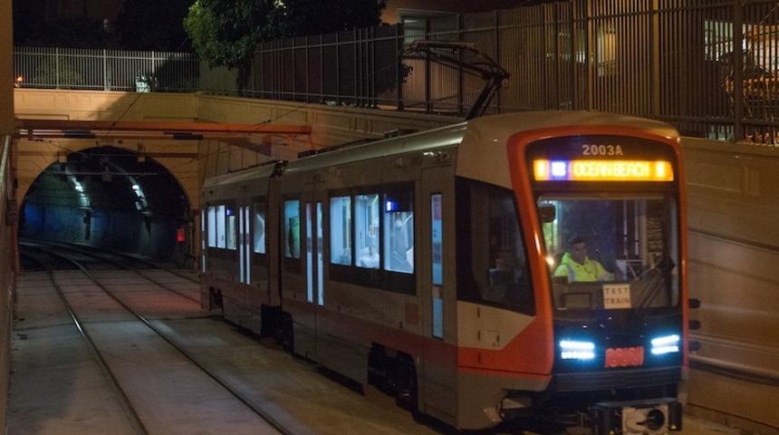 Metro merdivenlerinde bebek arabasını taşırken d&uuml;şen anne &ouml;ld&uuml;