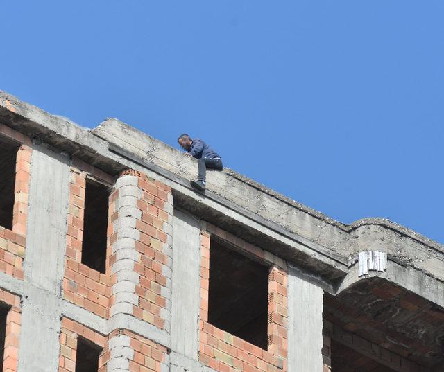 11 katlı binanın çatısında intihara kalkıştı