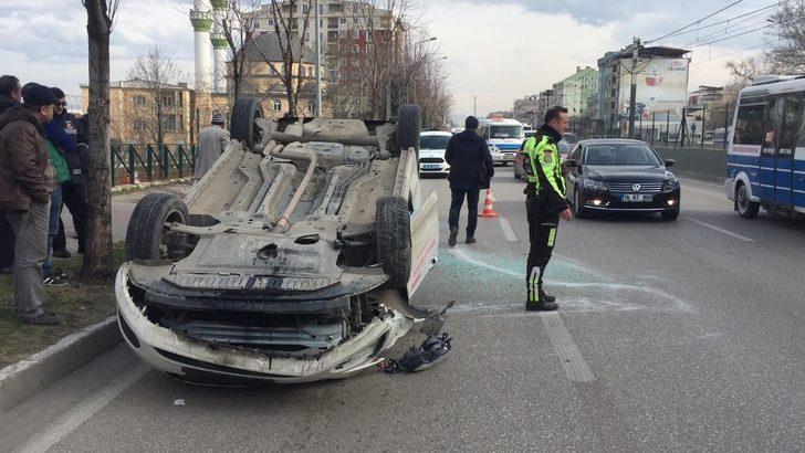 (Özel) Lastiği patlayan araç önce ağaca çarptı, sonra takla attı G2