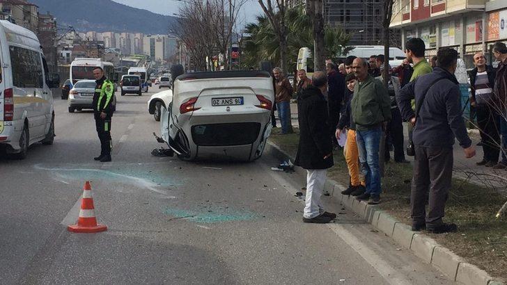 (Özel) Lastiği patlayan araç önce ağaca çarptı, sonra takla attı G3