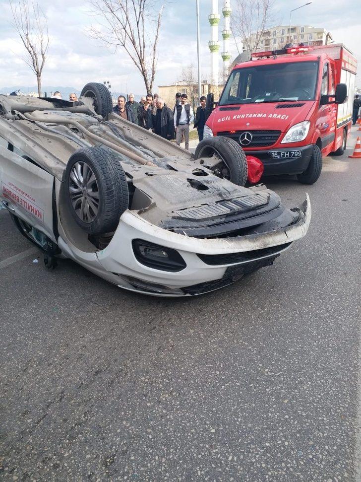 (Özel) Lastiği patlayan araç önce ağaca çarptı, sonra takla attı G4