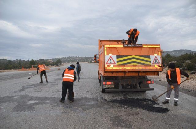 Karayolları ekiplerinden yol bakım çalışmaları