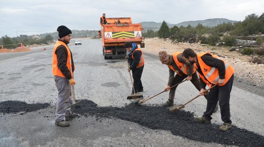 Karayolları ekiplerinden yol bakım çalışmaları