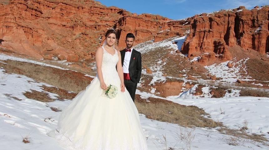 D&uuml;ğ&uuml;n alb&uuml;mlerinin &ccedil;ekimlerini Kırmızı Periler diyarında yaptılar