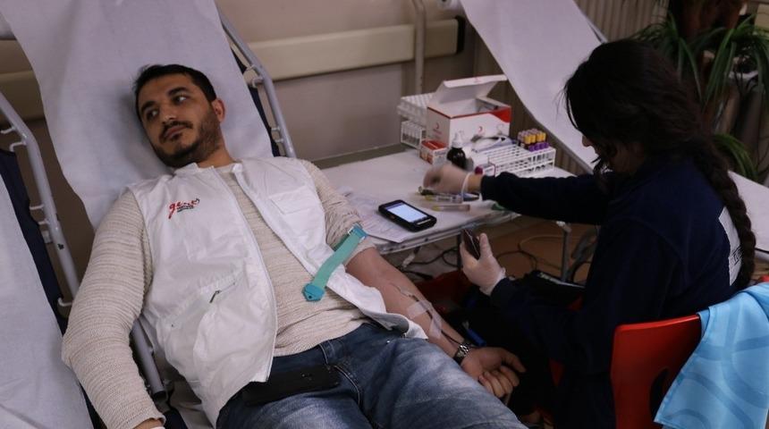 Gen&ccedil; Yery&uuml;z&uuml; Doktorları Kul&uuml;b&uuml;nden kan bağışı kampanyasına destek