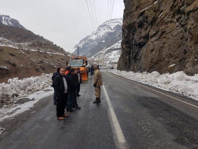 Hakkari-Çukurca karayolu dev kayalar düştü