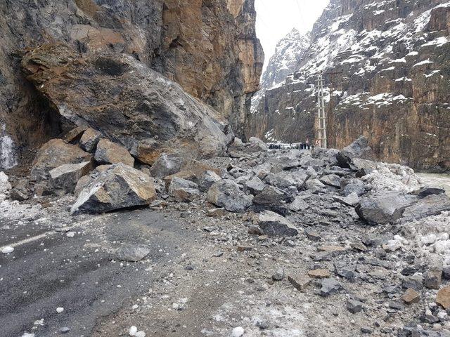 Hakkari-Çukurca karayolu dev kayalar düştü