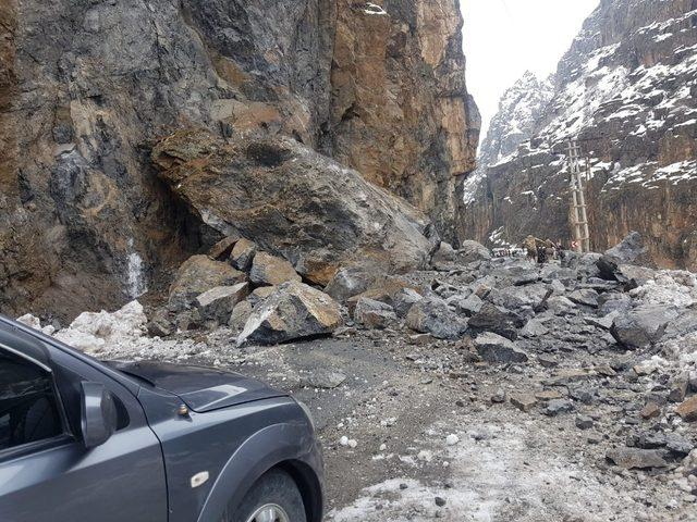 Hakkari-Çukurca karayolu dev kayalar düştü