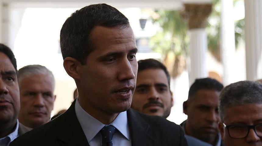 Önce kendini başkan ilan etti sonra 'siyasi rüşvet' teklif etti