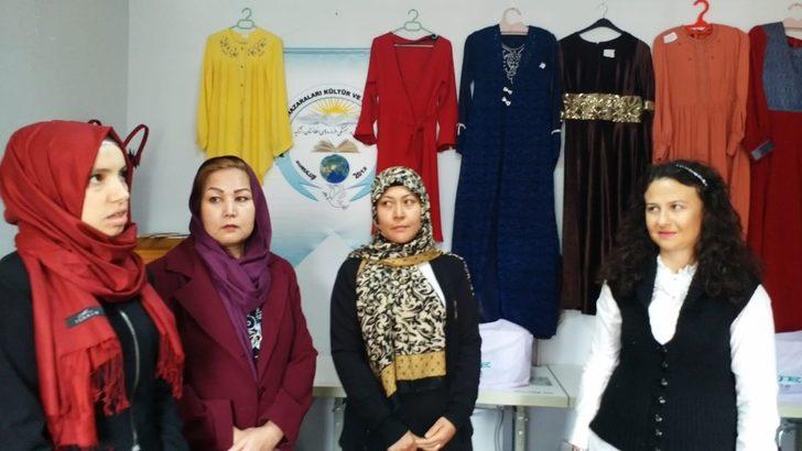 Kültürlerini elbiselere işlediler G3