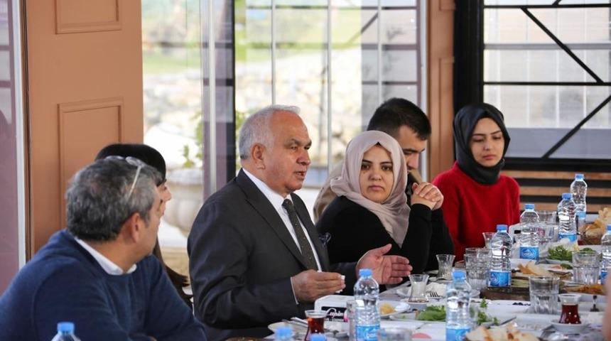 Başkan Tollu, şehir dışında okuyan gen&ccedil;lerle bir araya geldi